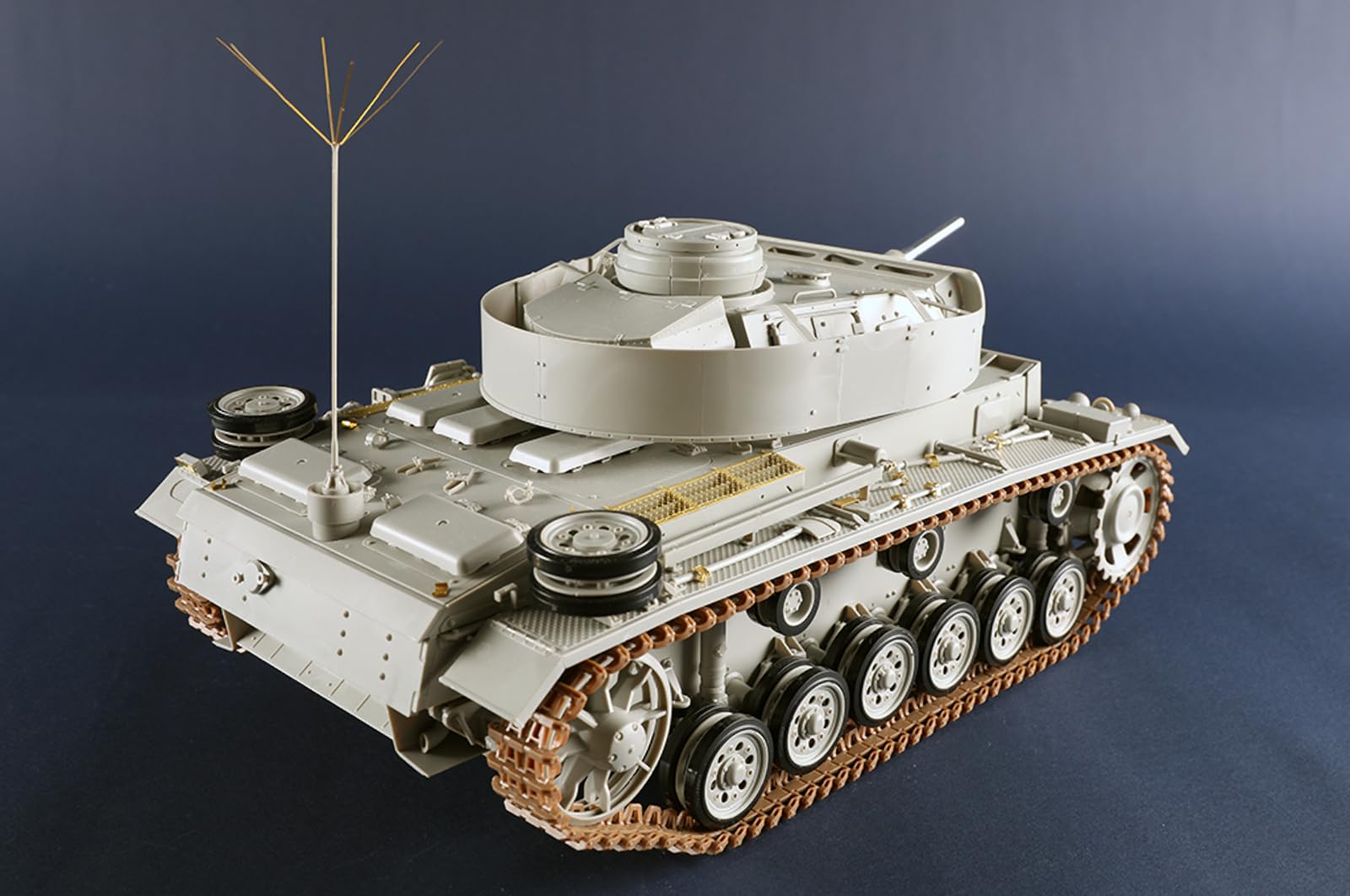 トランペッター　1/16 III号戦車 J型 指揮戦車 プラモデル Amazon | トランペッター 1/16 ドイツ III号戦車 J型 プラモデル 00955